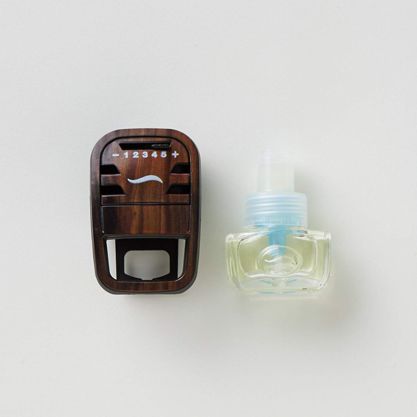 ファブリーズ　プレミアムクリップ　ウッディコンチェルト　本体 容量7ML Ｐ＆Ｇ 芳香剤・車用 - MONOW 公式ショップ