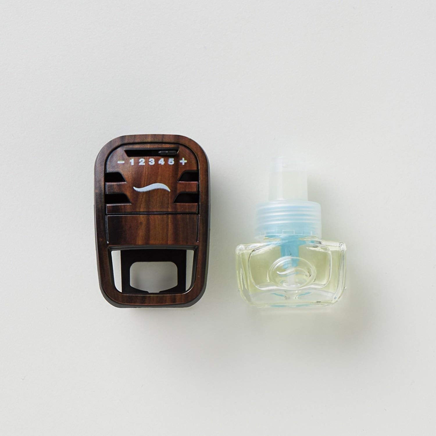 ファブリーズ　プレミアムクリップ　ウッディコンチェルト　本体 容量7ML Ｐ＆Ｇ 芳香剤・車用 - MONOW 公式ショップ
